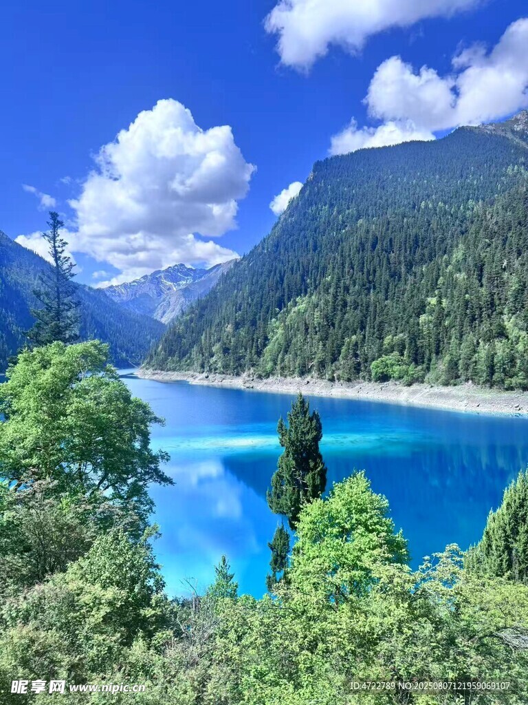 梦幻蓝湖映青山绿树