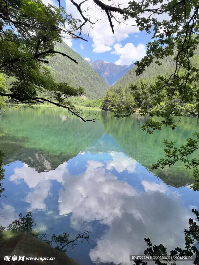 山间碧湖映蓝天白云