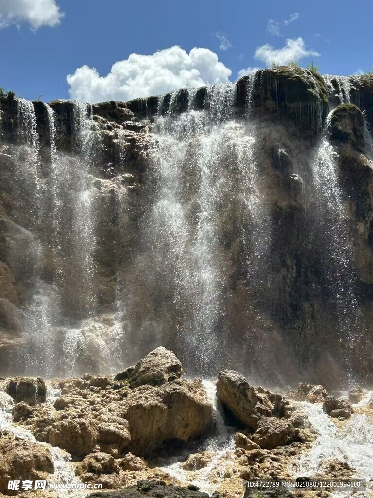 壮观瀑布倾泻于岩石之上