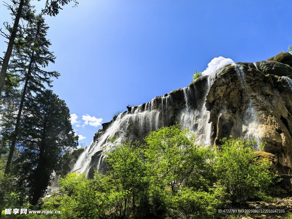 山间瀑布与葱郁植被景观