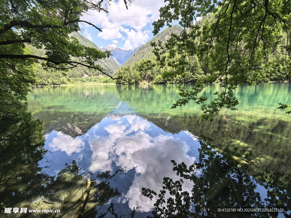 山间碧湖映蓝天白云