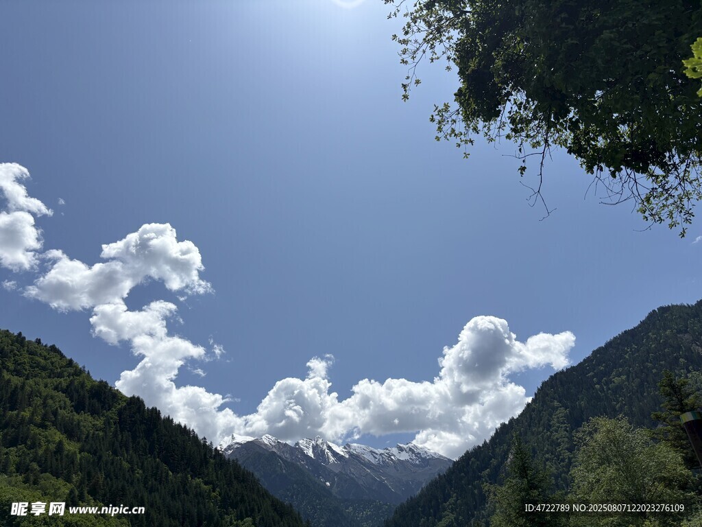 山间晴空白云悠悠