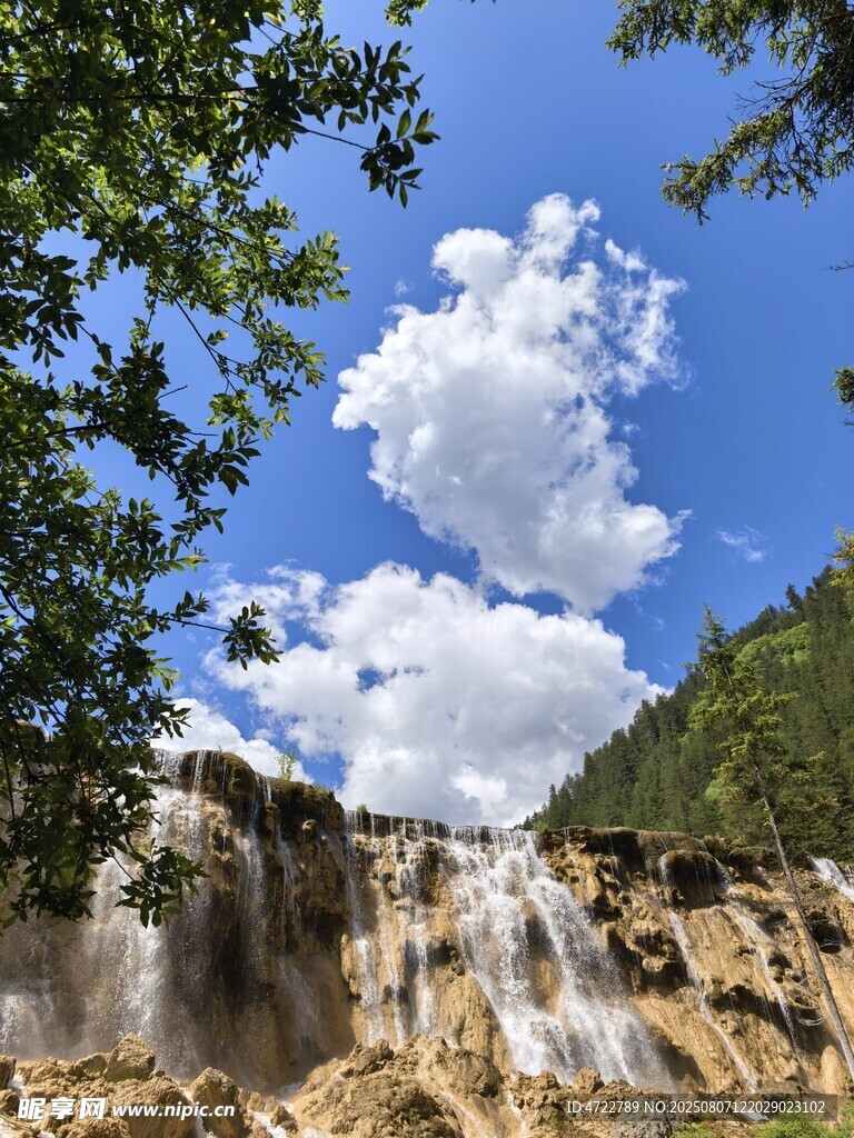 山间瀑布与蓝天白云美景