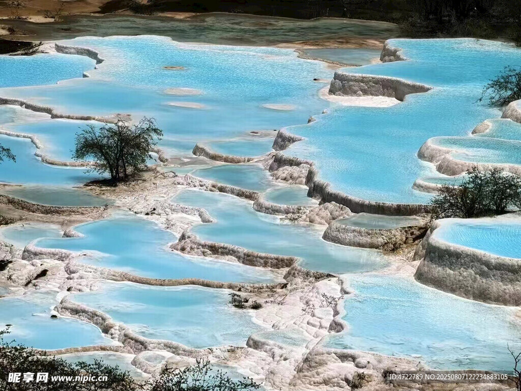 梦幻蓝色钙化池景观