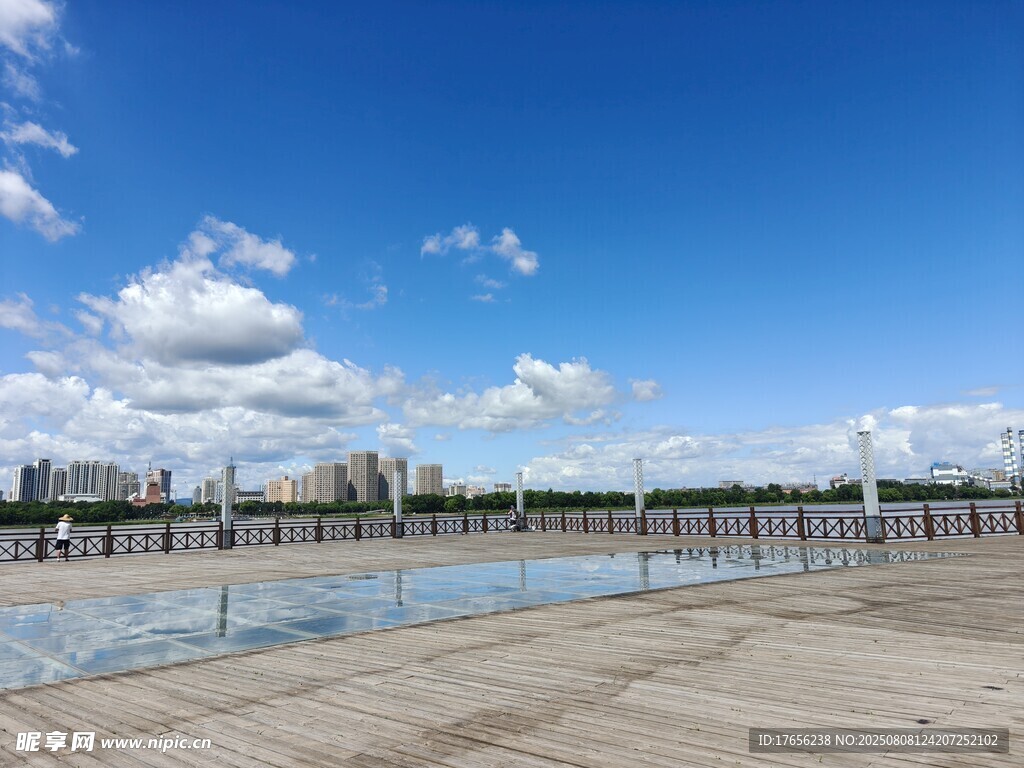 河畔蓝天美景