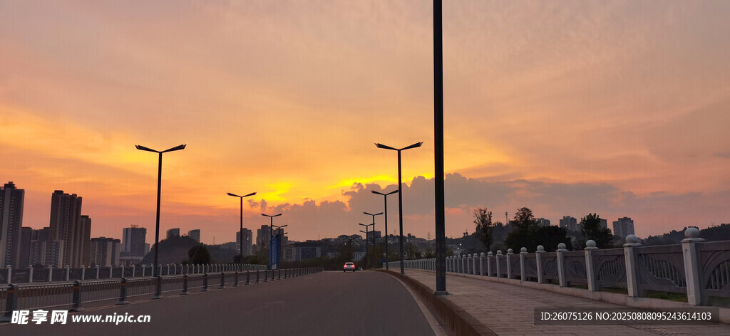 夕阳下的城市桥梁景观