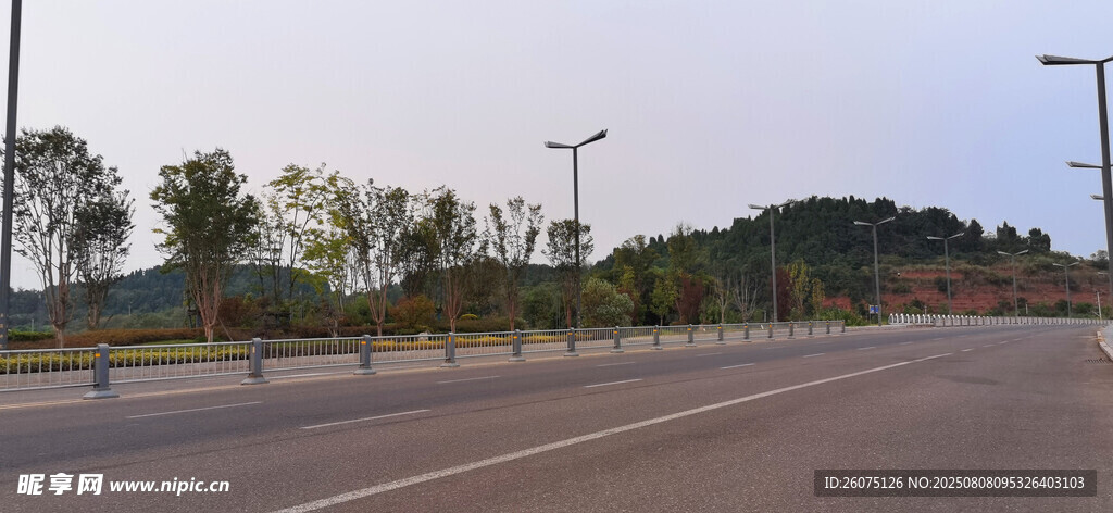 宽阔公路与两旁风光