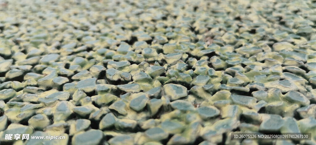 不规则石块铺就的沥青地面