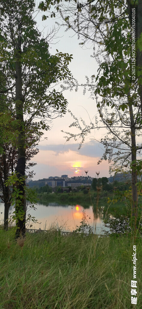 湖畔黄昏美景