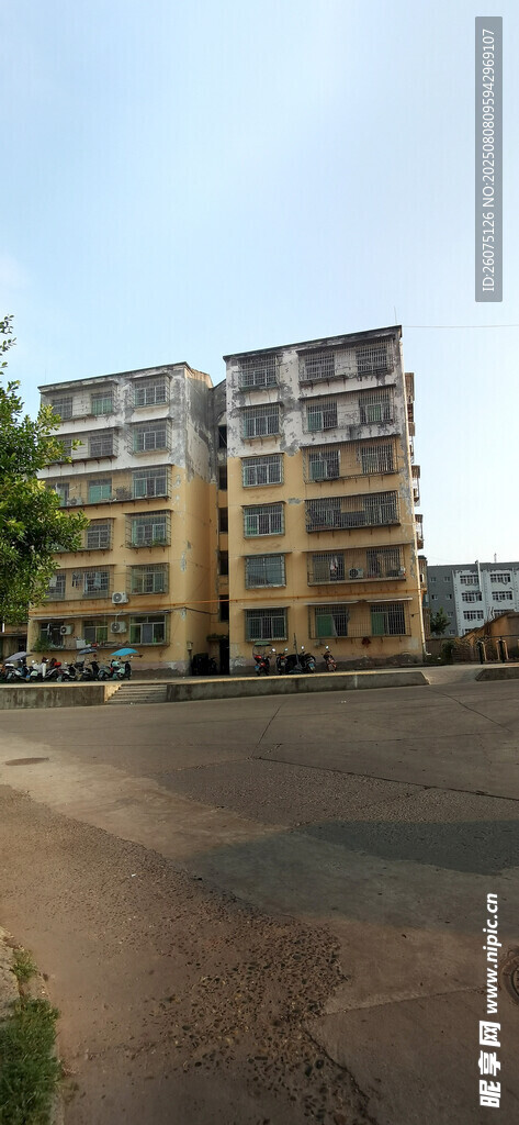 多层建筑旁的空旷场地
