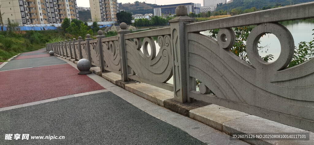 河畔精致雕花护栏与步道景观