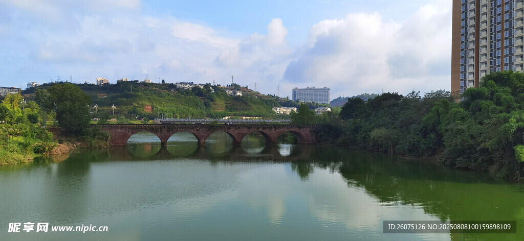湖畔桥梁与城市建筑风景