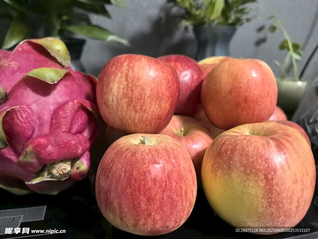 红苹果与火龙果的新鲜组合