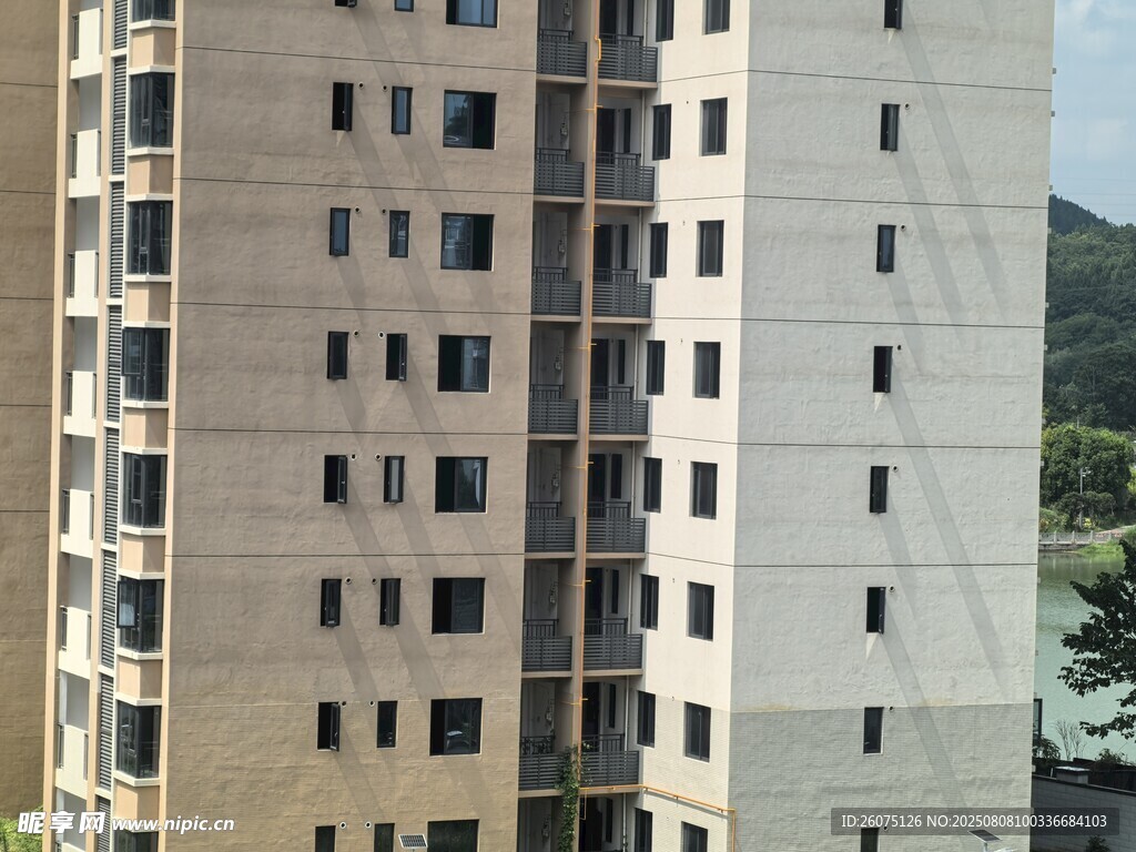 阳光下的高层住宅楼外观细节特写