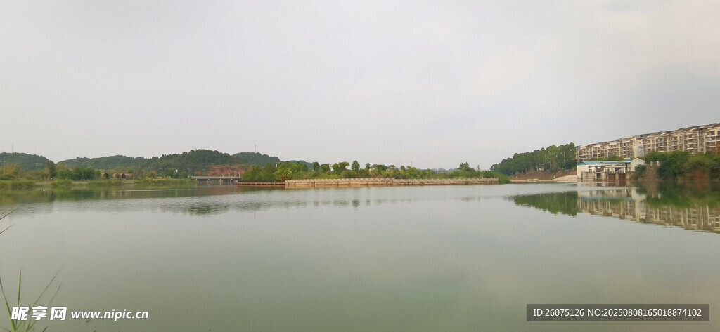 宁静湖畔风光