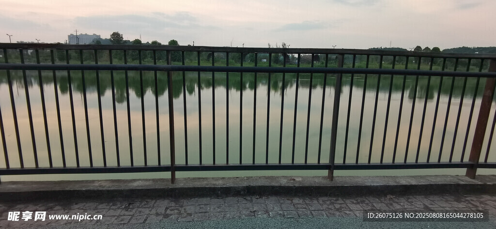 河畔护栏景观
