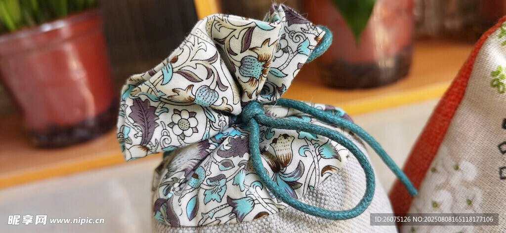 精致蓝白花纹布艺香包小物件