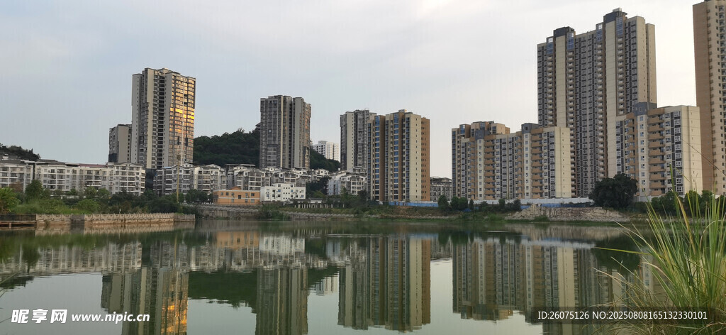 湖畔高楼与水面倒影景观