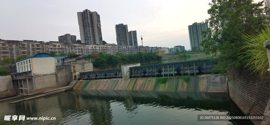 城市河畔堤坝风景