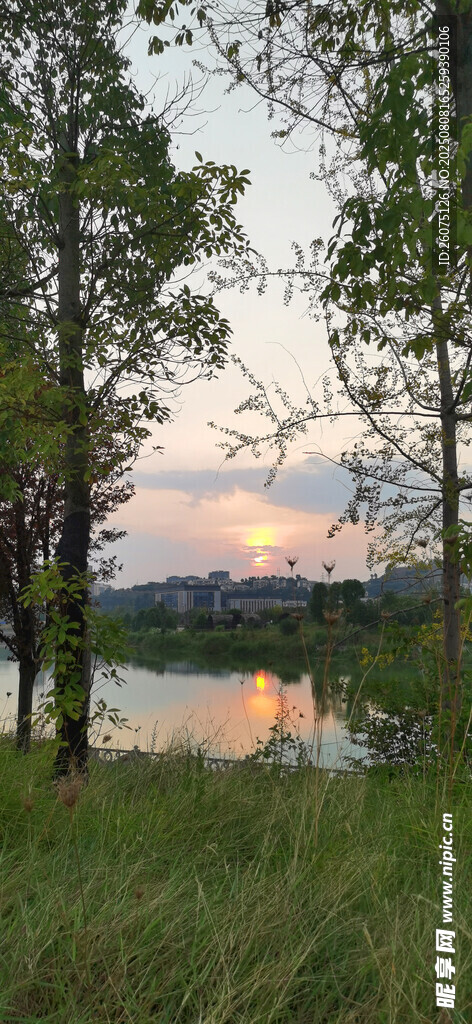 湖畔黄昏落日美景