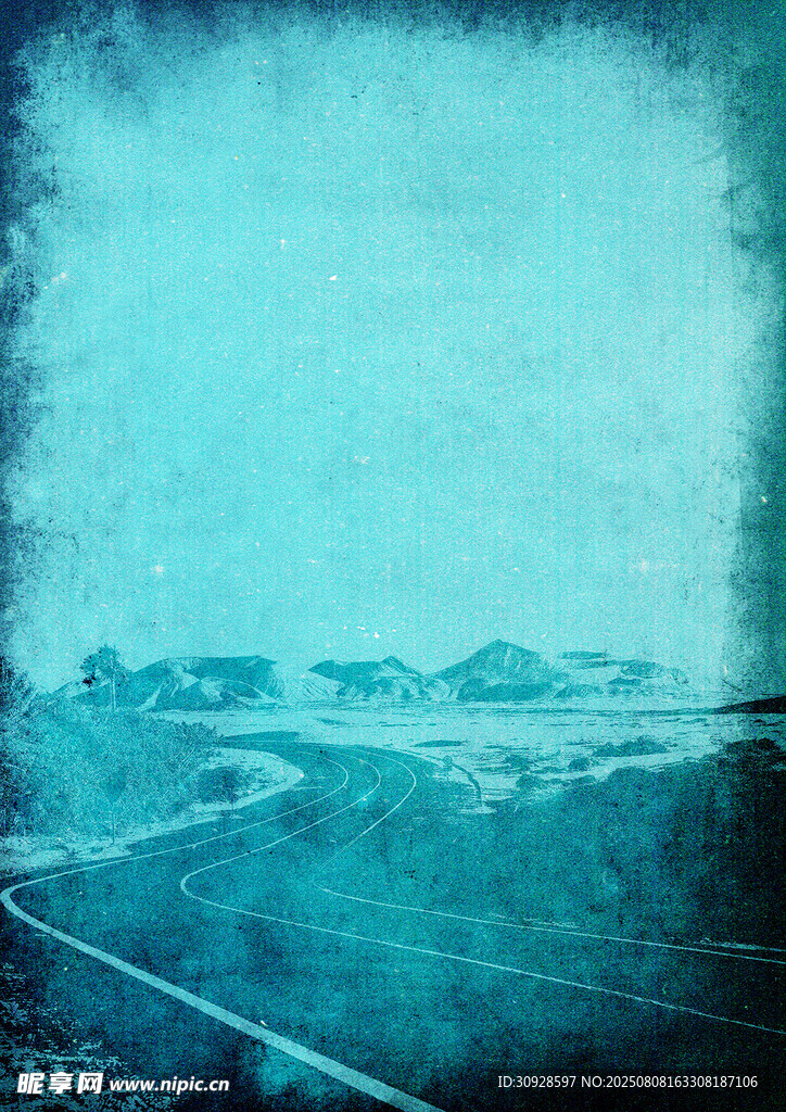 蓝色公路边的朦胧山景