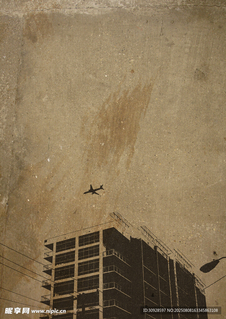 老旧墙面旁的高层建筑