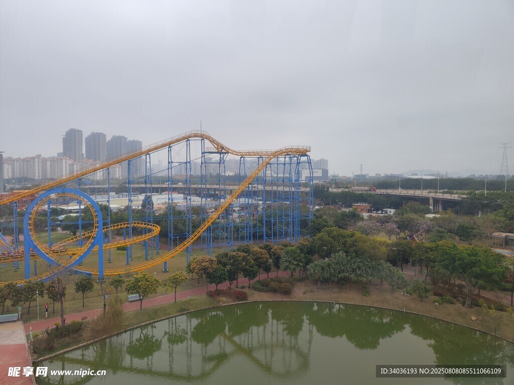 游乐园中的多彩过山车景观