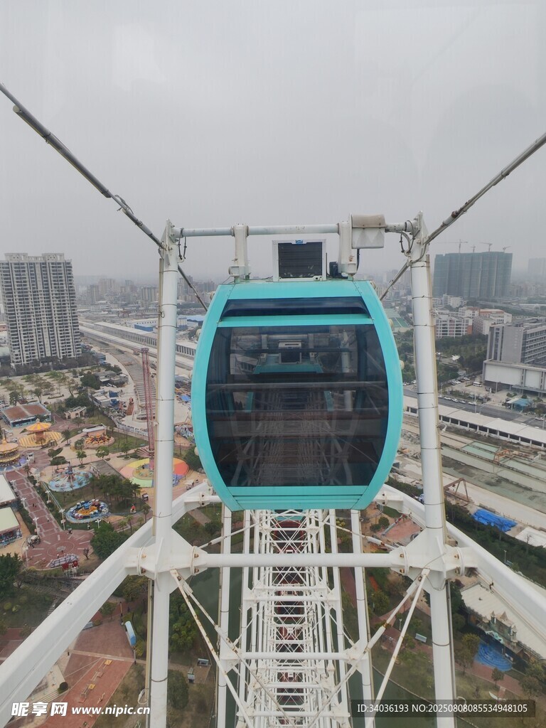 高空缆车俯瞰城市景观