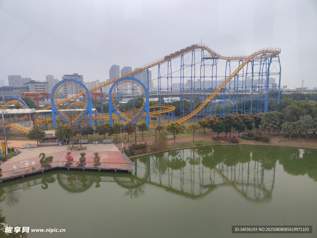 湖畔的惊险过山车景观