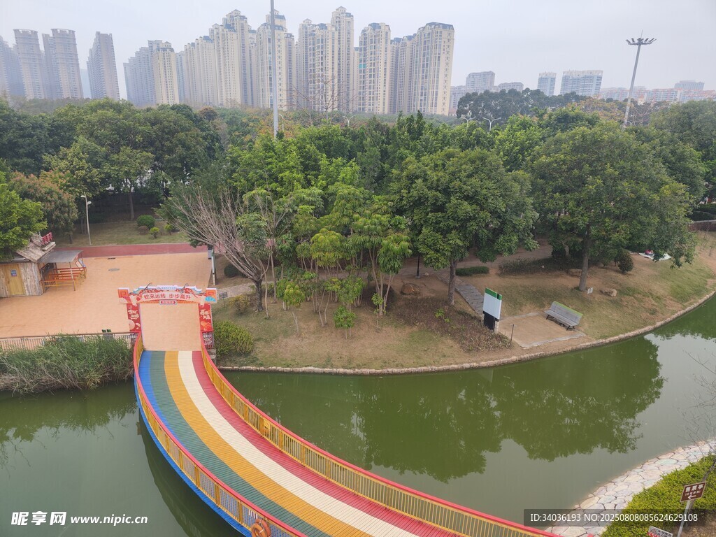 城市公园中的彩虹步道景观