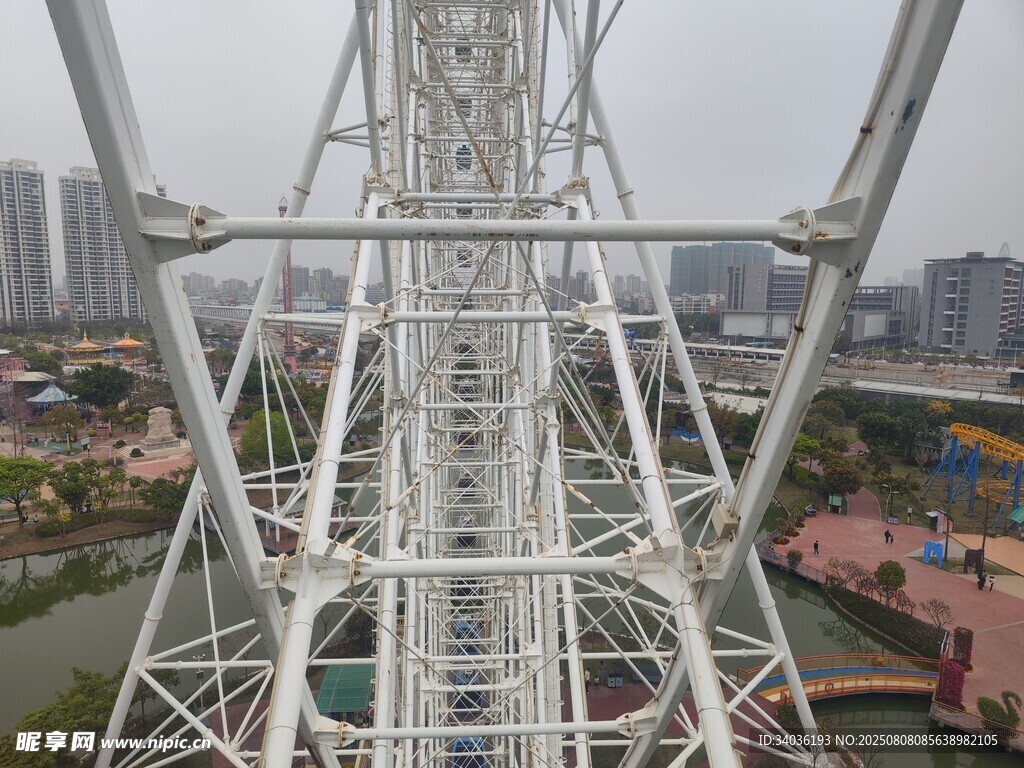 俯瞰壮观的白色摩天轮