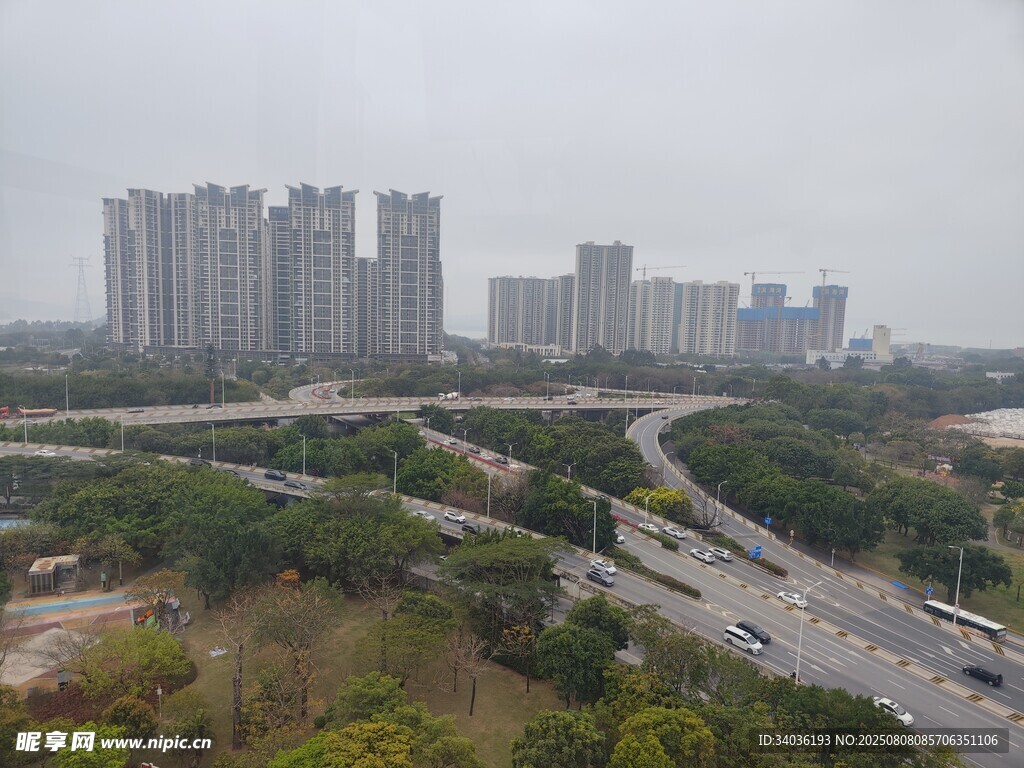 城市道路与林立高楼景观