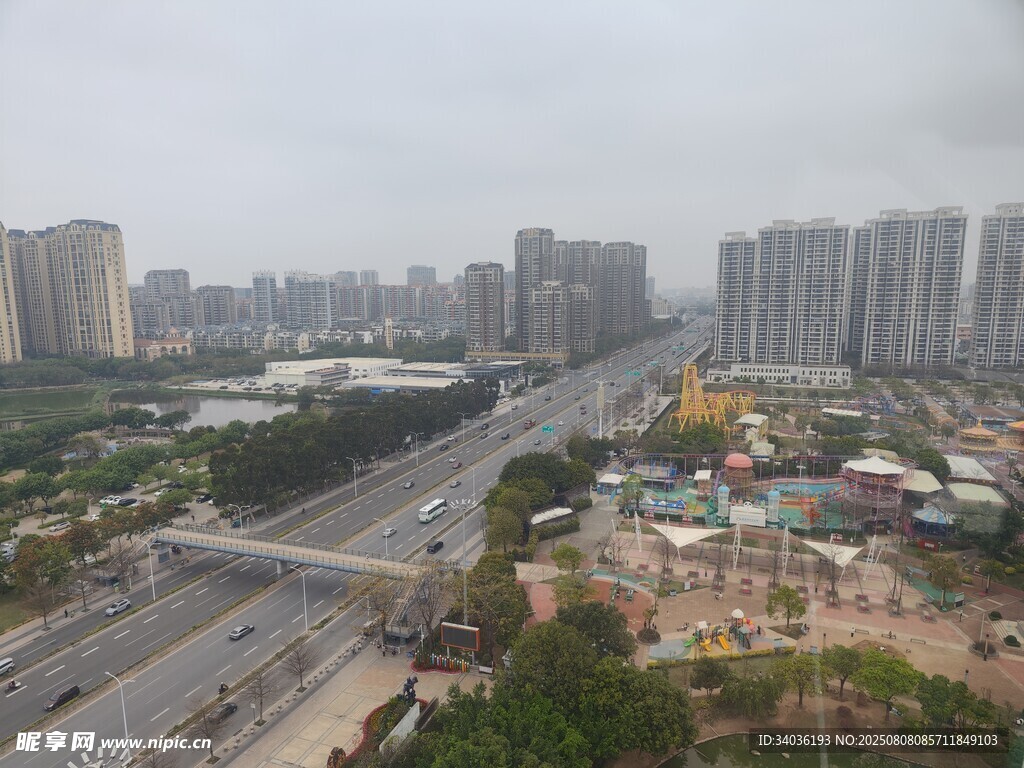 城市交通与高楼景观图