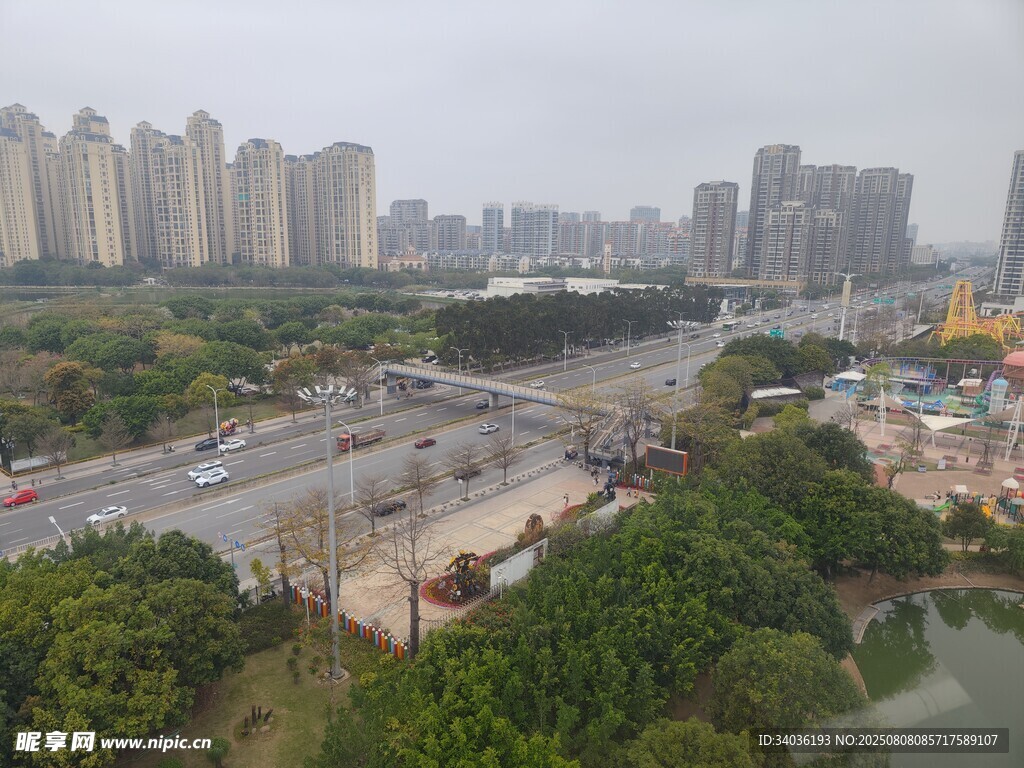 城市道路与周边建筑景观