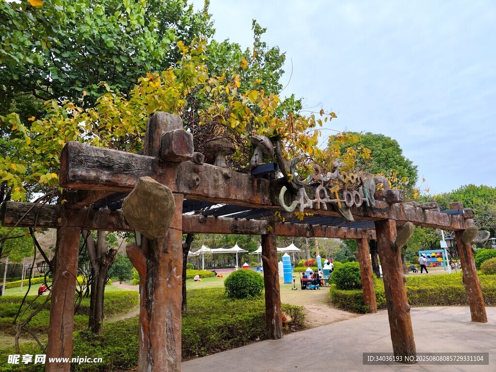 户外木质藤蔓凉亭景观