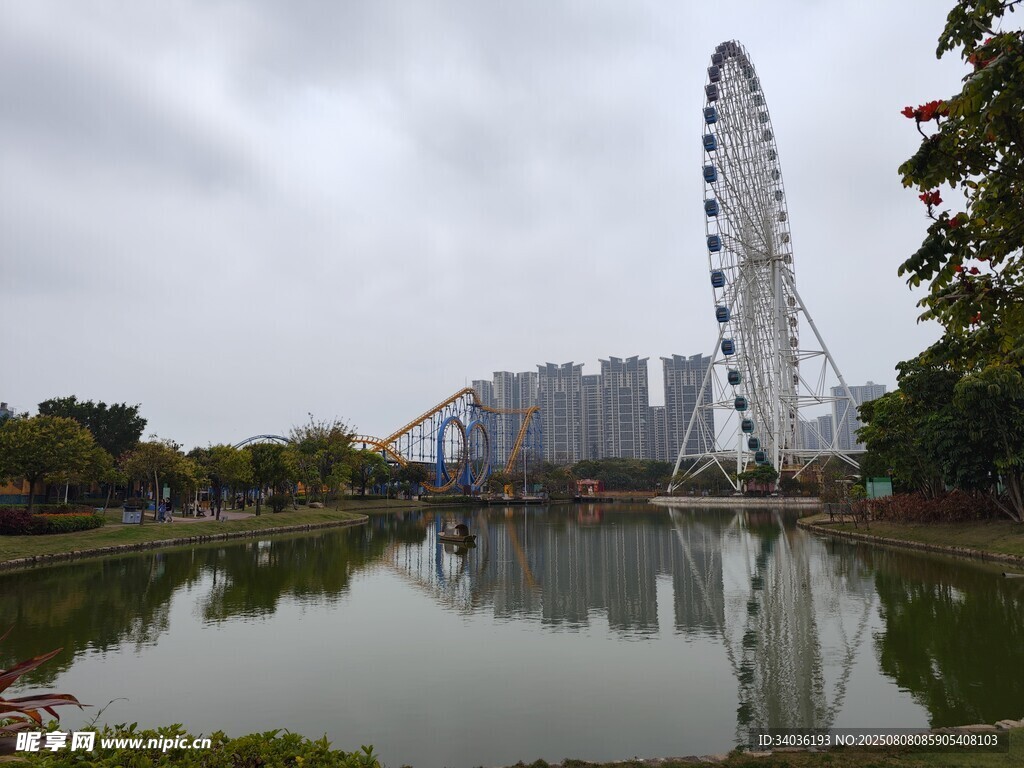 湖畔摩天轮与城市风光