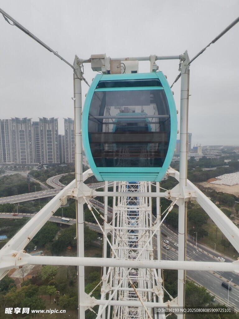 高空缆车俯瞰城市景观