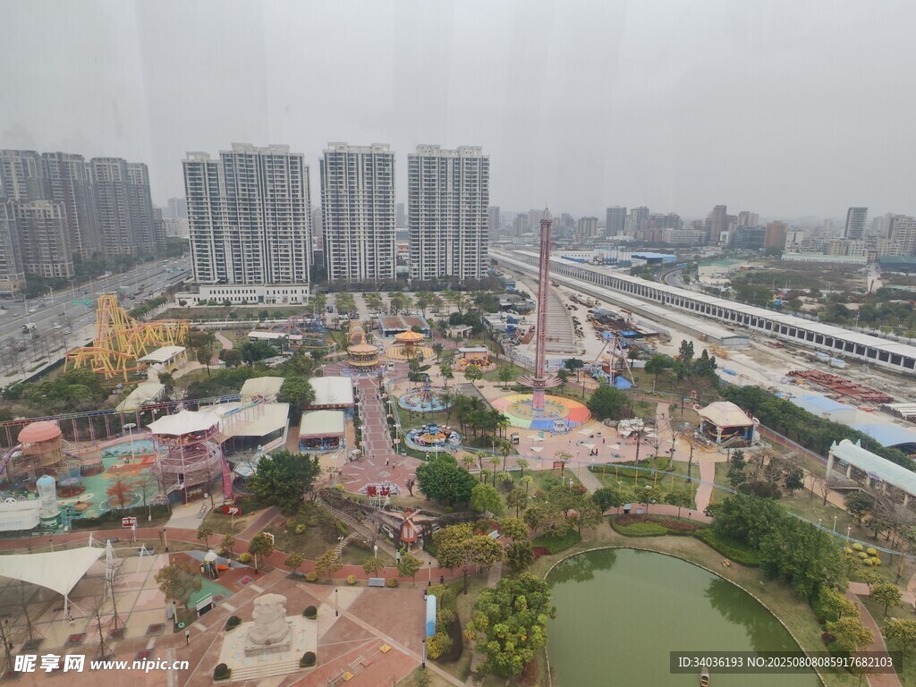 城市景观中的多彩公园一角