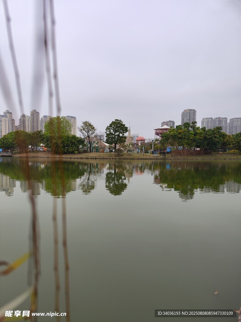 湖畔城市景观倒影