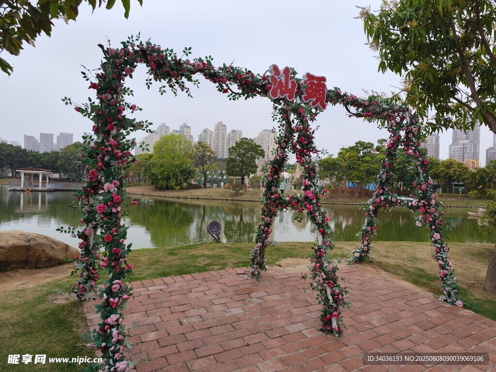 湖畔浪漫花卉拱门景观