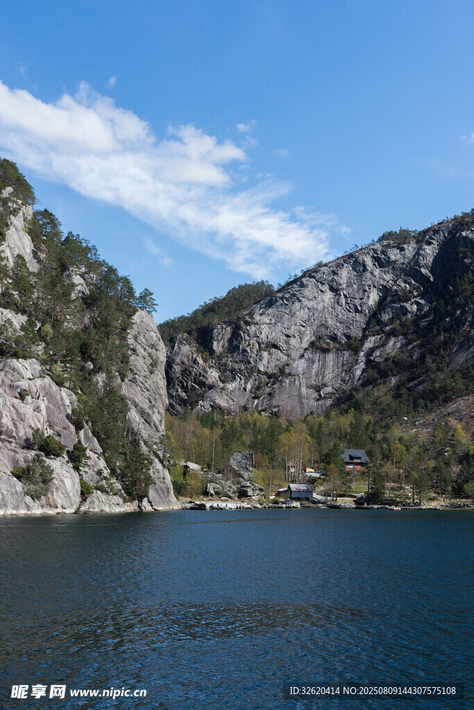 山水相依的静谧湖景