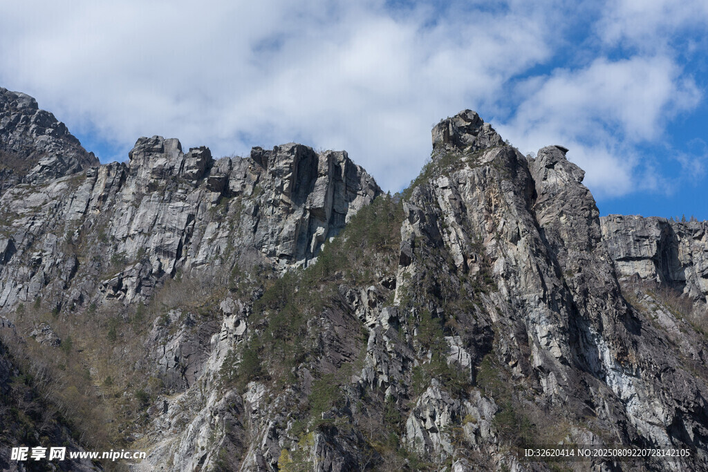 巍峨峻峭的山峰景观