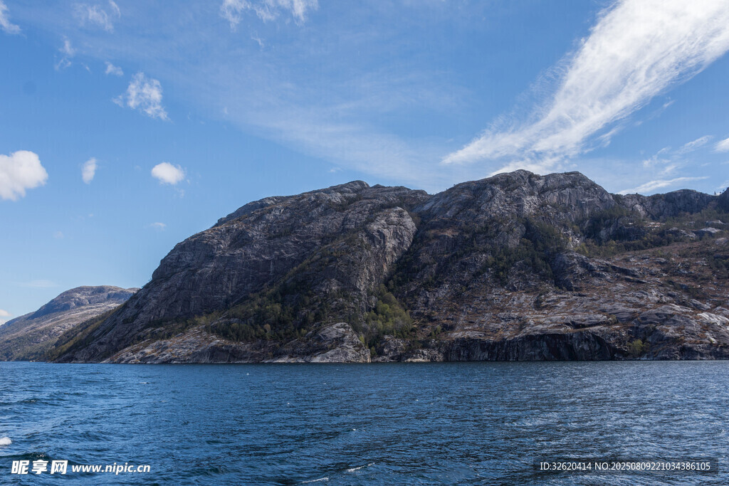 海边巍峨山峦与蔚蓝海水