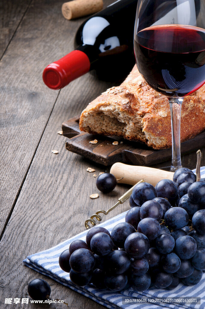 美酒葡萄与面包的惬意组合