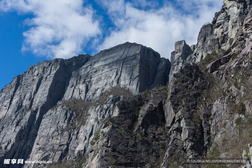 巍峨高山壮丽景致