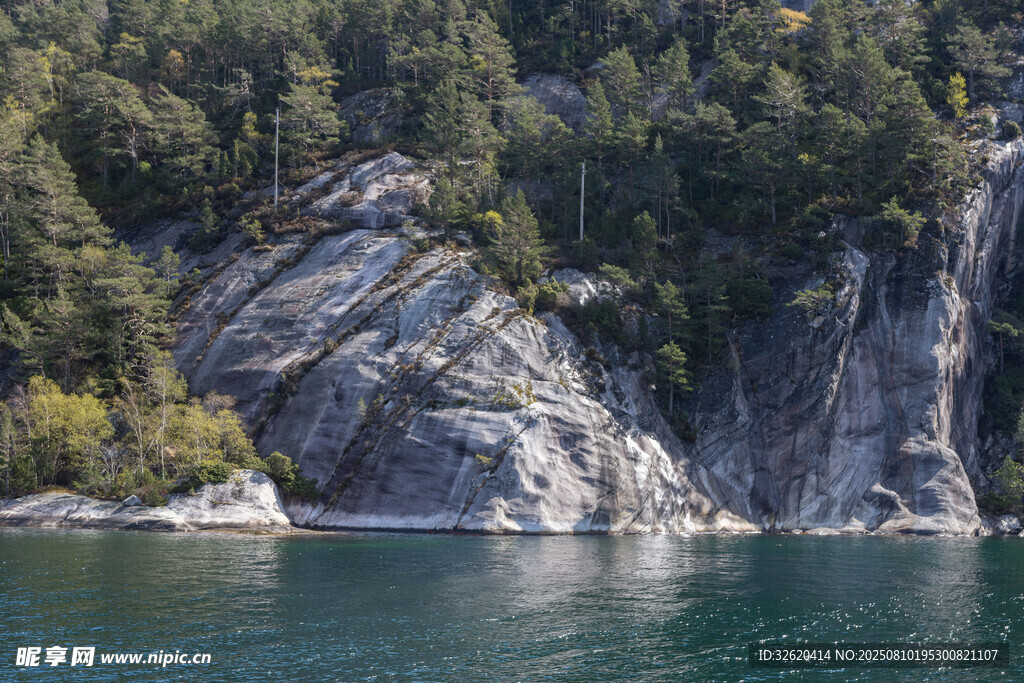 湖畔嶙峋岩石与葱郁山林