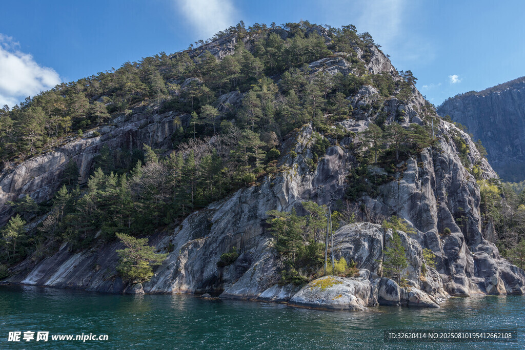 湖畔峻峭山峦与葱郁植被