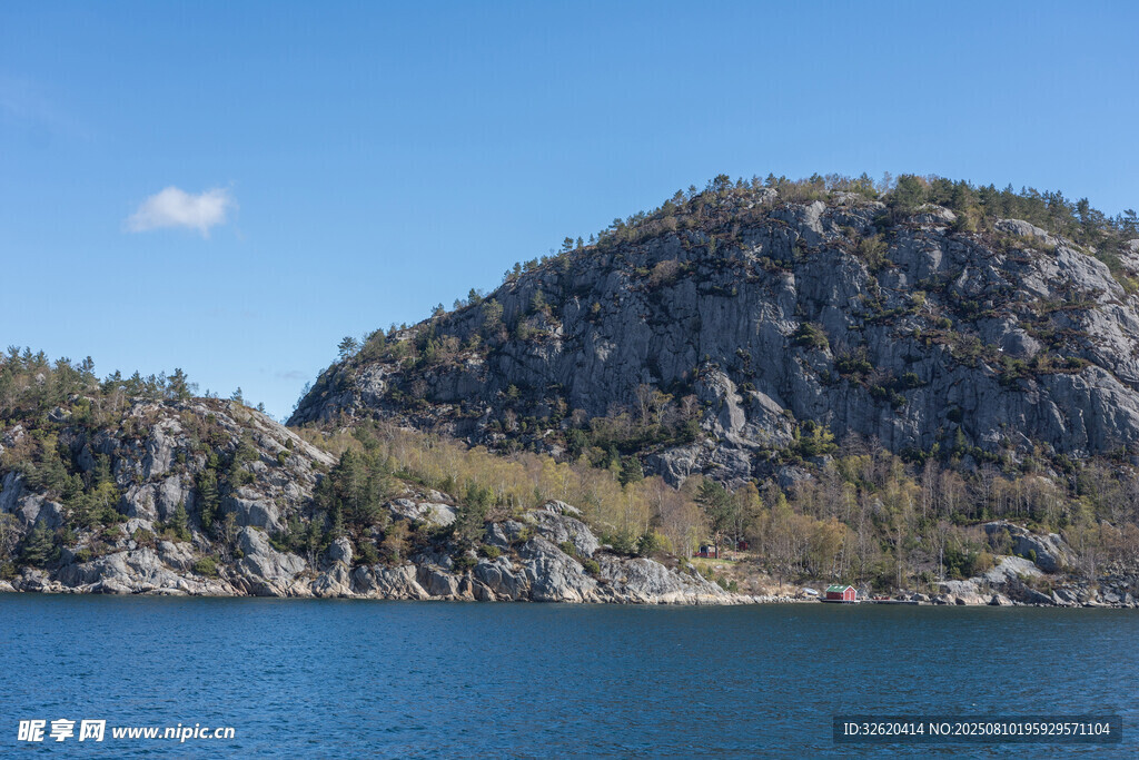 湖畔山峦风光