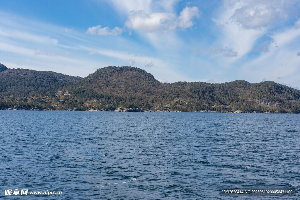 宁静湖景与远山