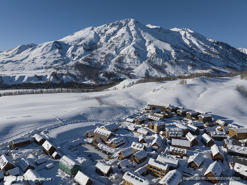 雪山下的宁静村落